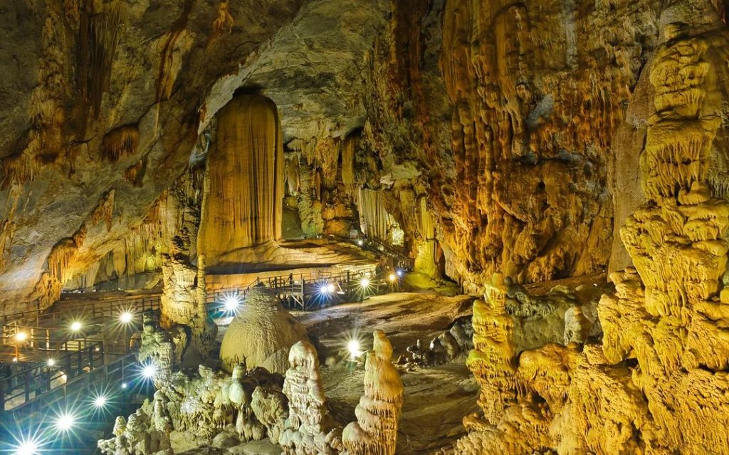 Những nhũ đá hàng ngàn năm tuổi