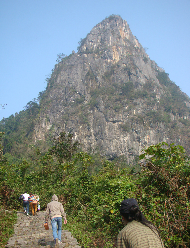 Những bậc thang đi lên đỉnh núi thần Đinh