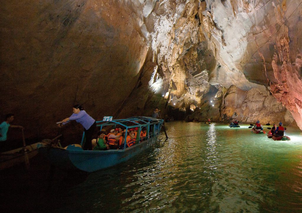 Ngoài các tour du lịch truyền thống bạn cũng có thể thăm quan Phong Nha bằng Kayak