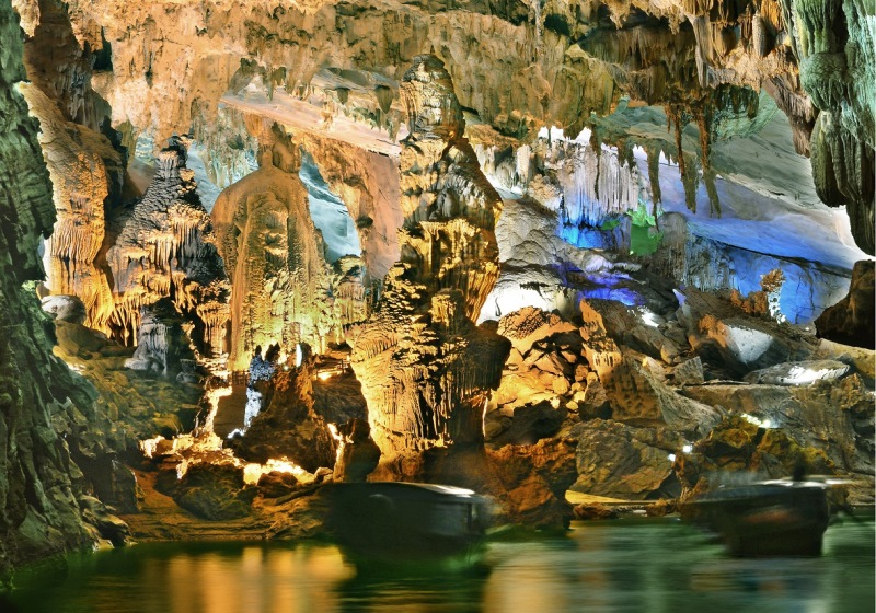 Thạch nhũ và sông ngầm Động Phong Nha khiến du khách trầm trồ