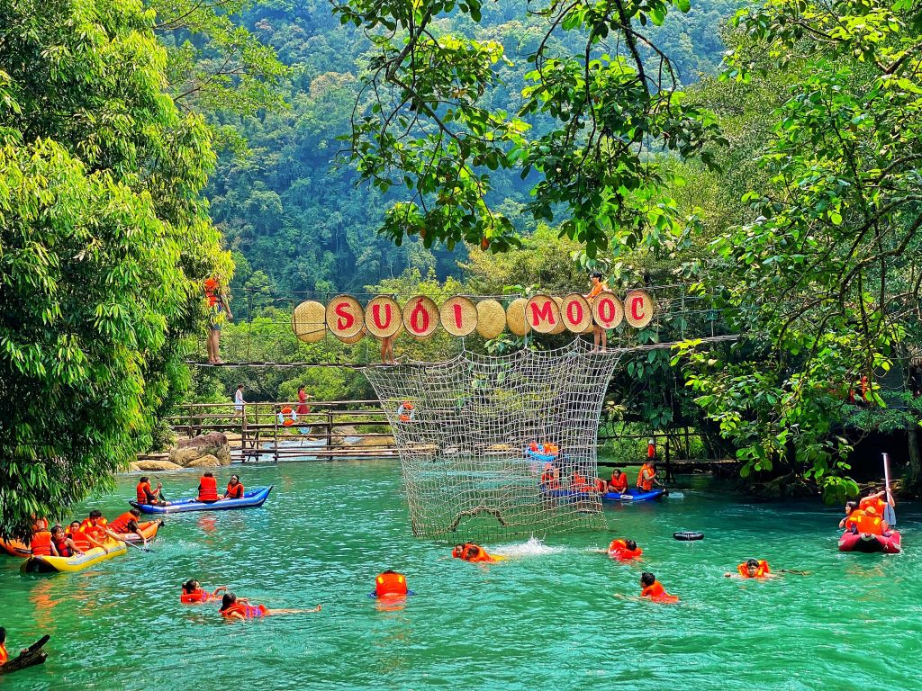 Tham gia các hoạt động vui chơi, thể thao tại suối Moọc Quảng Bình: