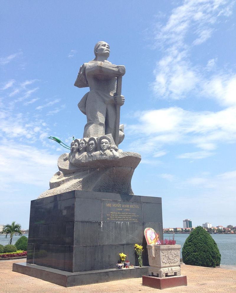 Tượng đài Mẹ Suốt