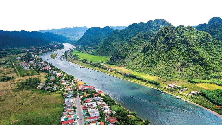 Quảng Bình cách Hà Nội bao nhiêu km? Gợi ý lịch trình du lịch Hà Nội Quảng Bình