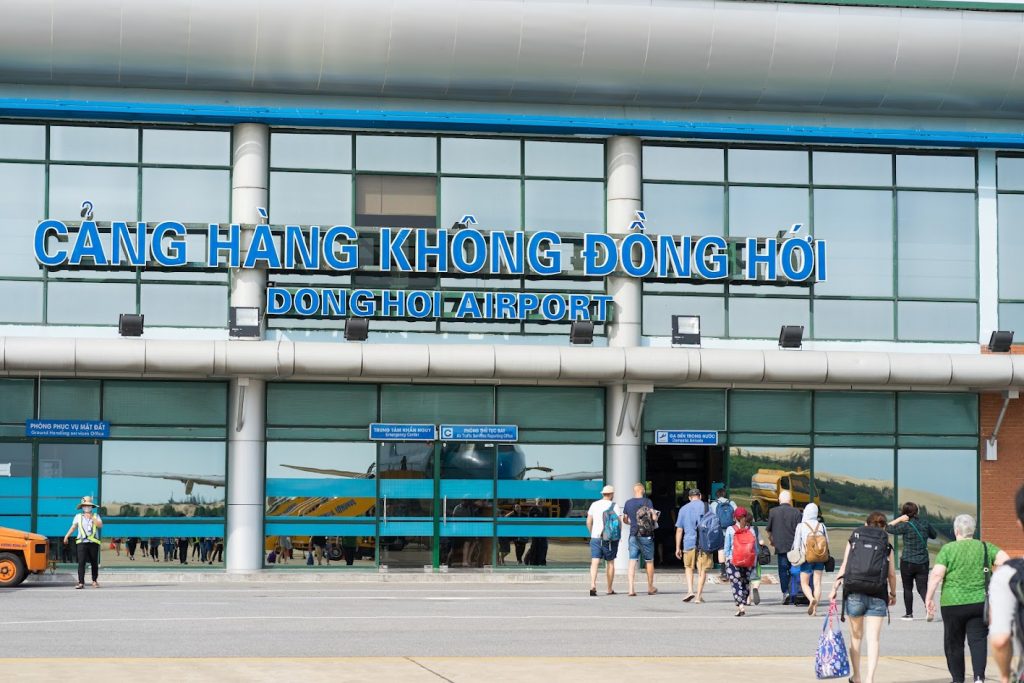 Sân bay Đồng Hới nằm cách trung tâm thành phố bao xa?