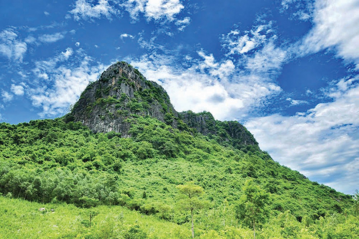 Những địa điểm du lịch quảng bình hot nhất 2023: Núi Thần Đinh