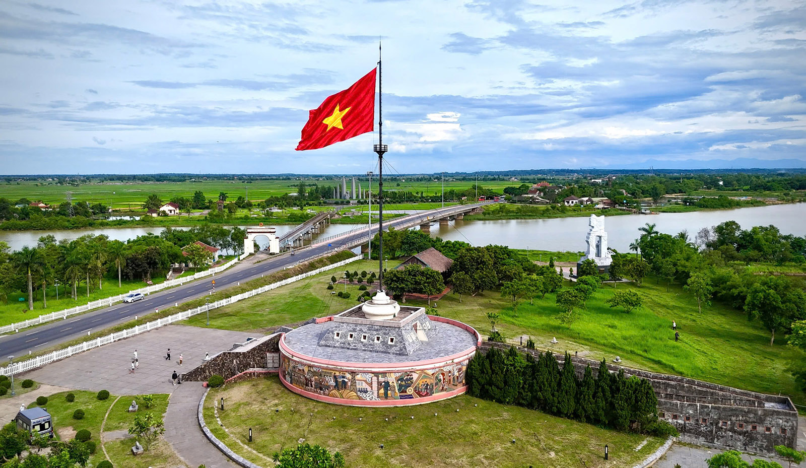 Di tích cầu Hiền Lương Sông Bến Hải