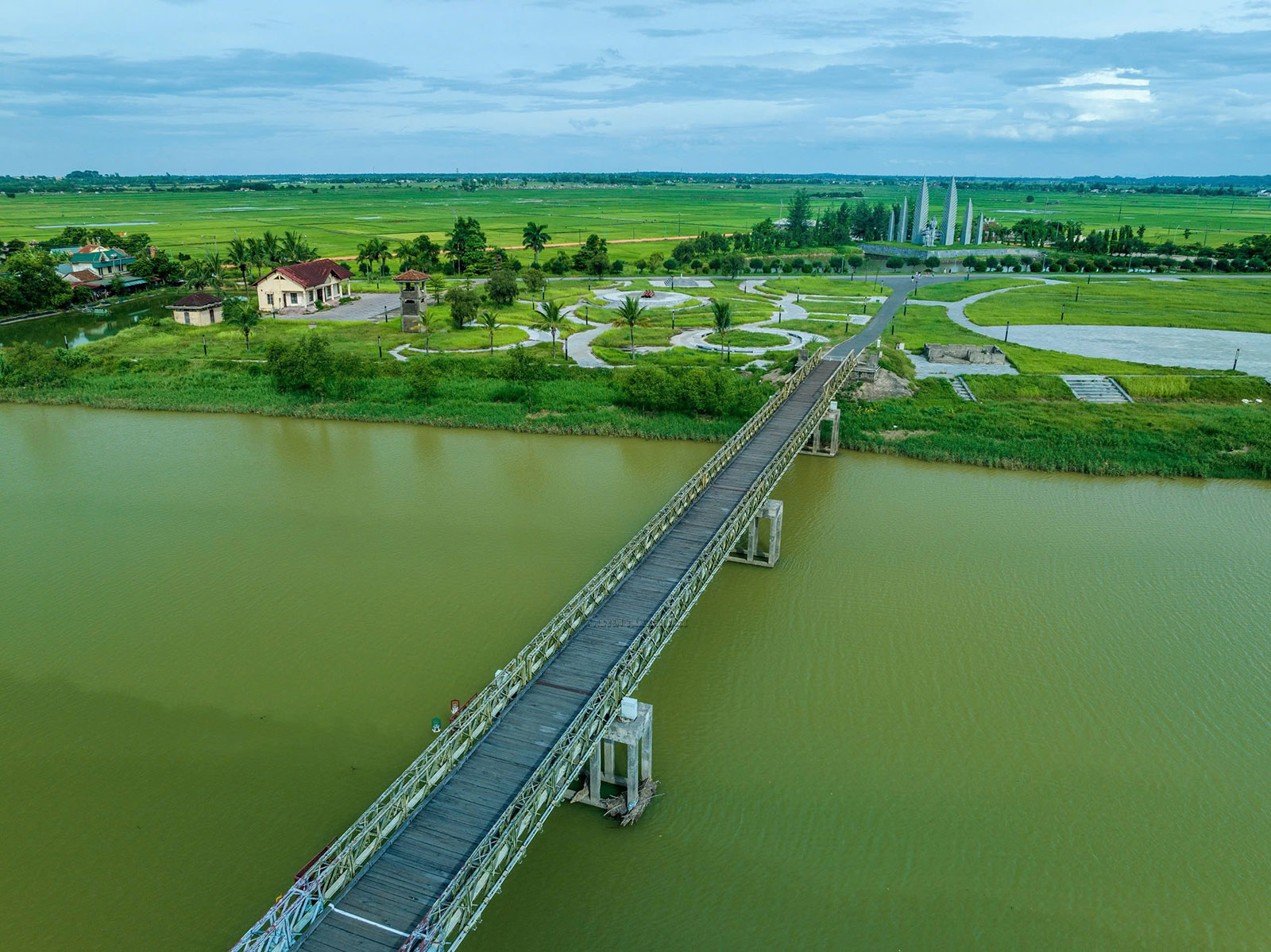 Cầu Hiền Lương với vạch sơn màu trắng chia cắt 2 miền Nam Bắc