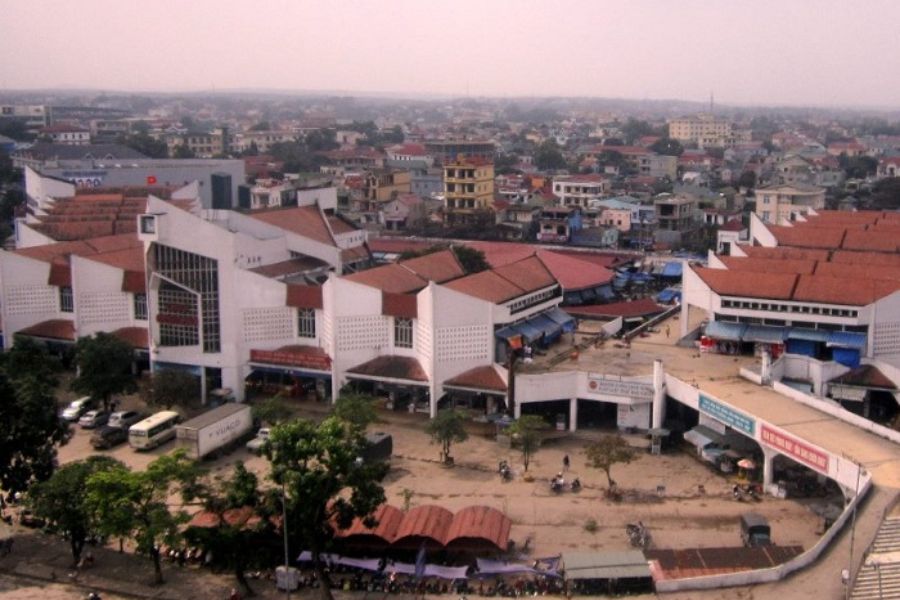 Chợ Đông Hà nằm bên bờ sông Hiếu là nơi mua sắm lớn nhất tại Quảng Trị