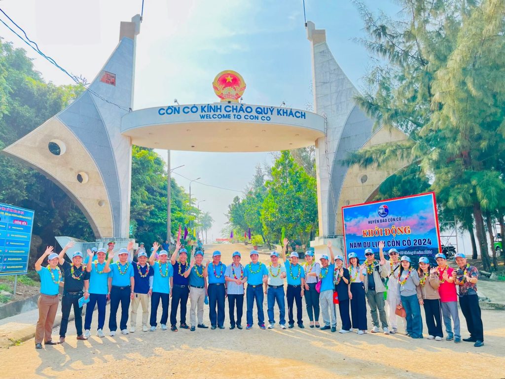 Du khách đến Du lịch Đảo cồn Cỏ ngày càng đông