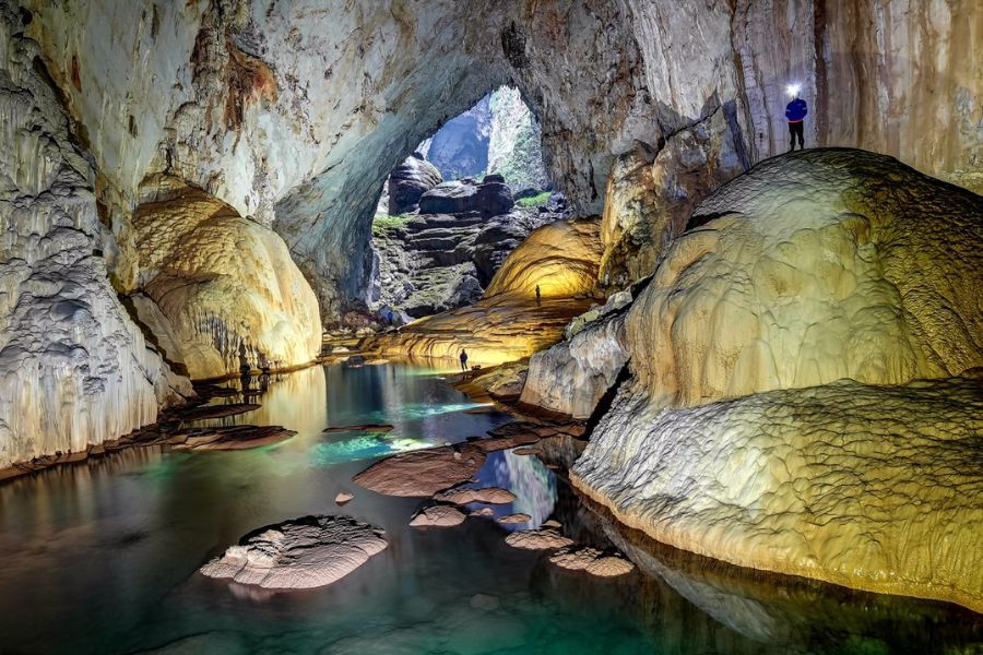 Sơn Đoòng là hang động lớn nhất thế giới với kích thước khổng lồ, chứa cả một tòa nhà cao tầng