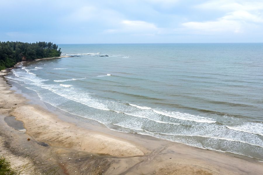 Biển Cửa Tùng thu hút du khách bởi vẻ đẹp hoang sơ 