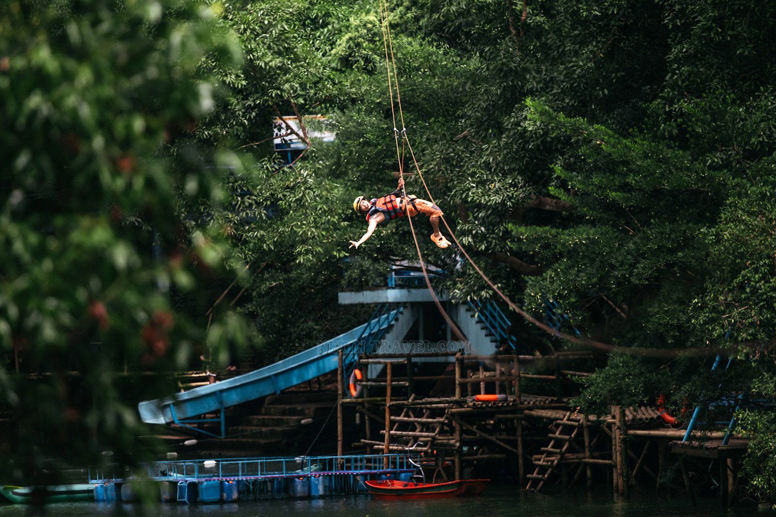 Đu dây Zipline