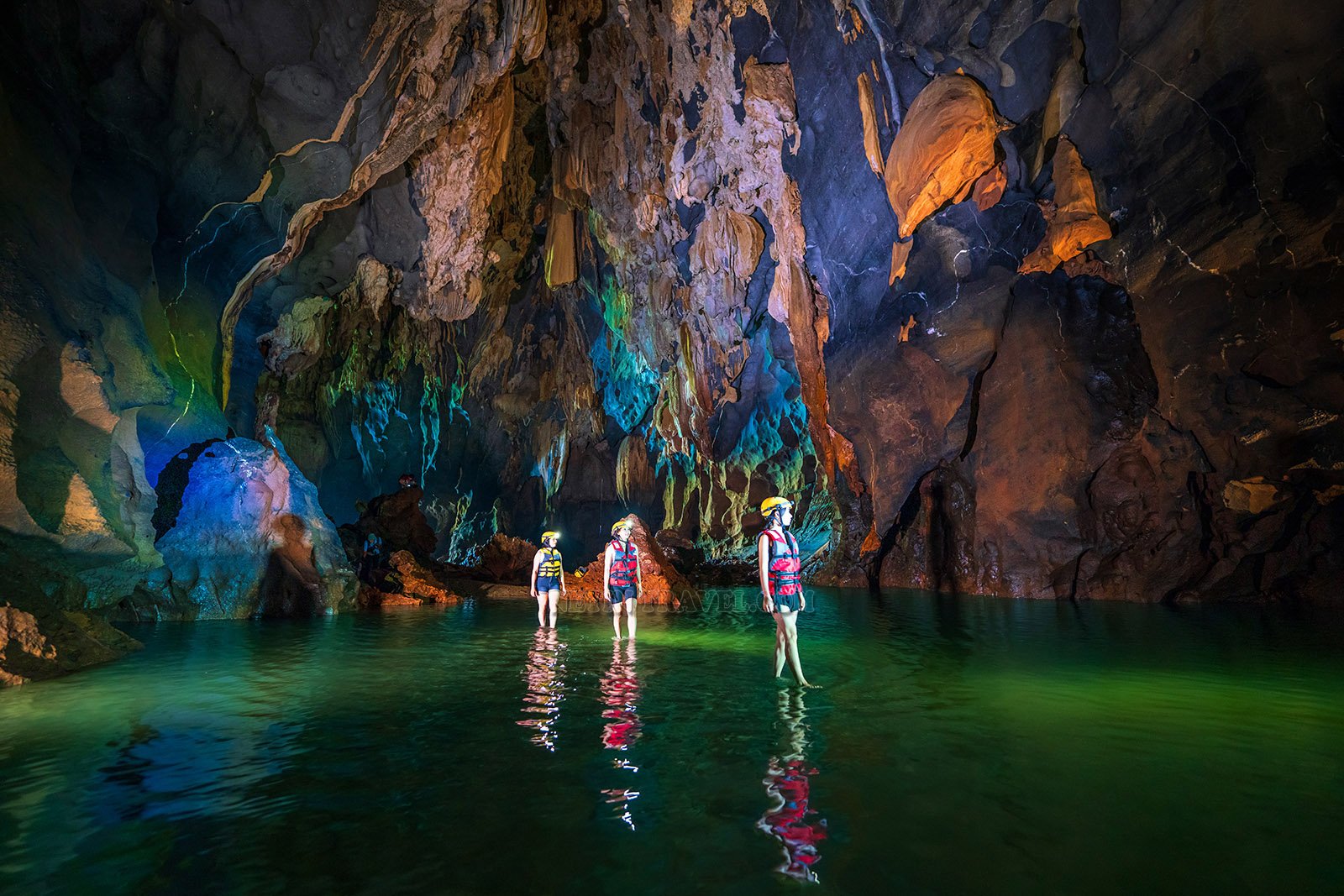 Bên trong Hang tối