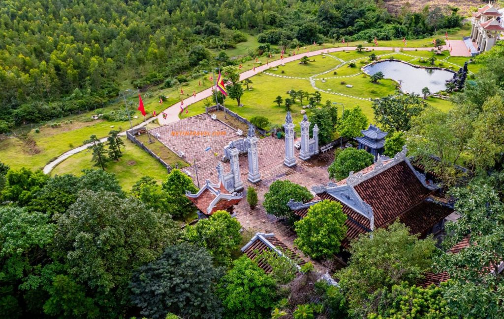 Đền thờ Thánh mẫu Liễu Hạnh là địa điểm du lịch tâm linh nổi tiếng của Quảng Trị. Dưới chân Đèo Ngang