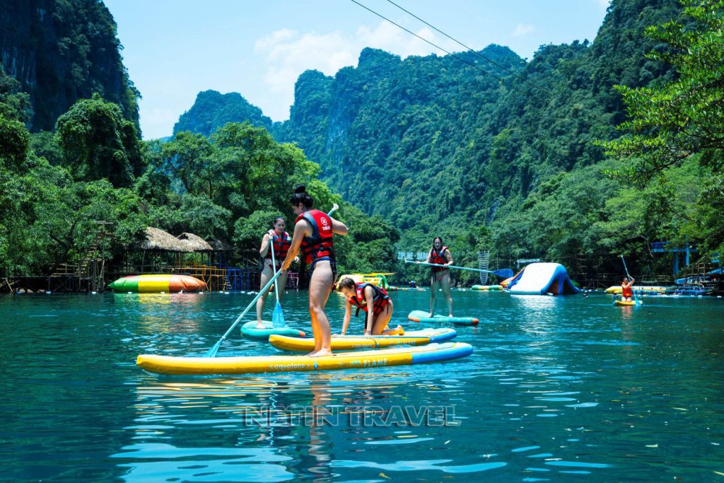 Chèo thuyền Kayak trên sông chày