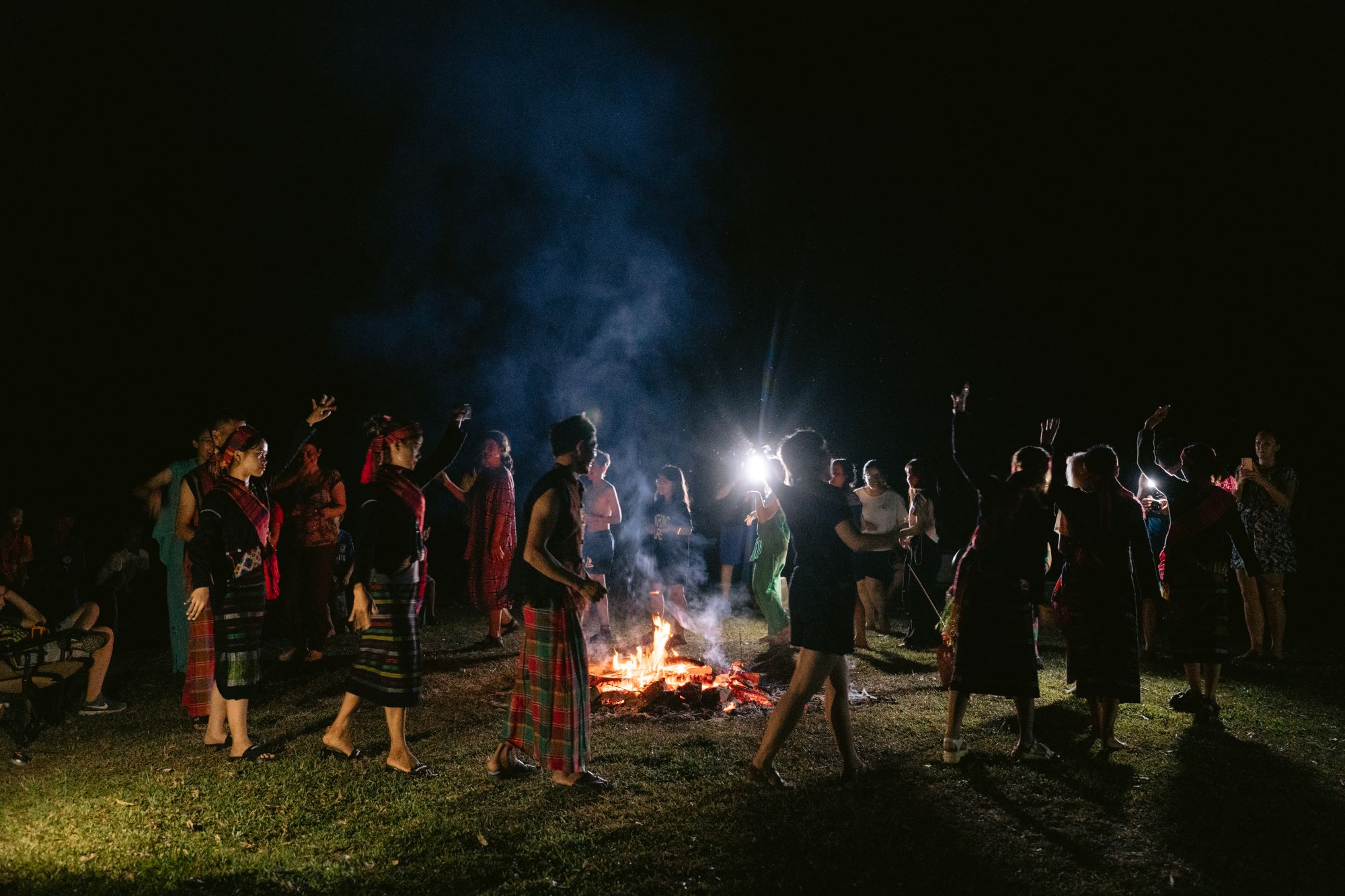 Đêm lửa trại tại thung lũng giao lưu với bà con Bru Vân Kiều