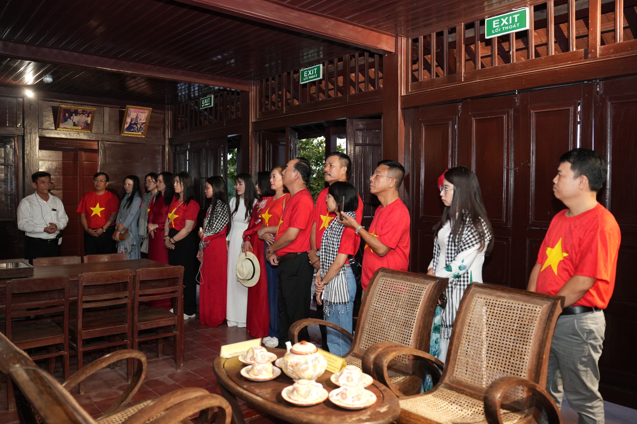 Đoàn nghe giới thiệu tại Khu lưu niệm Tổng bí thư Lê Duẫn