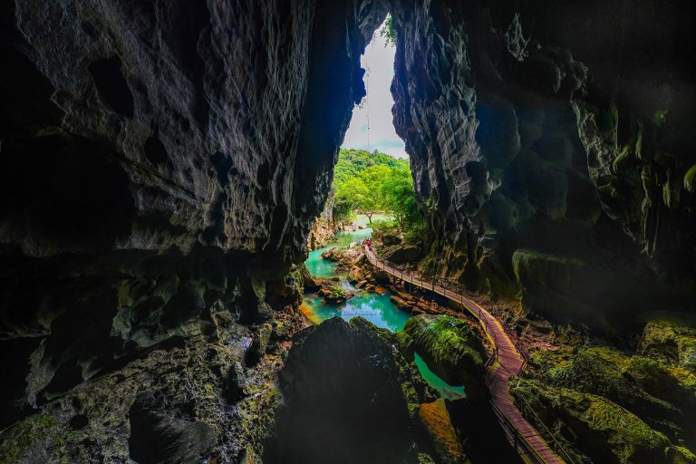 Sông Chày Hang Tối