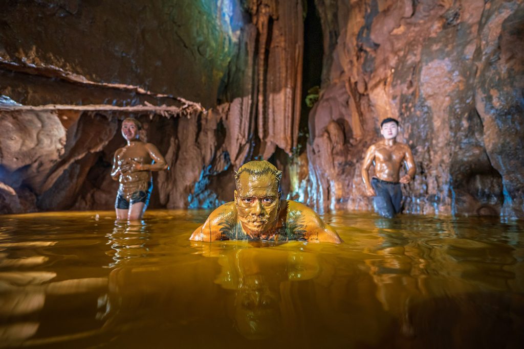 Tắm bùn trong Hang tối