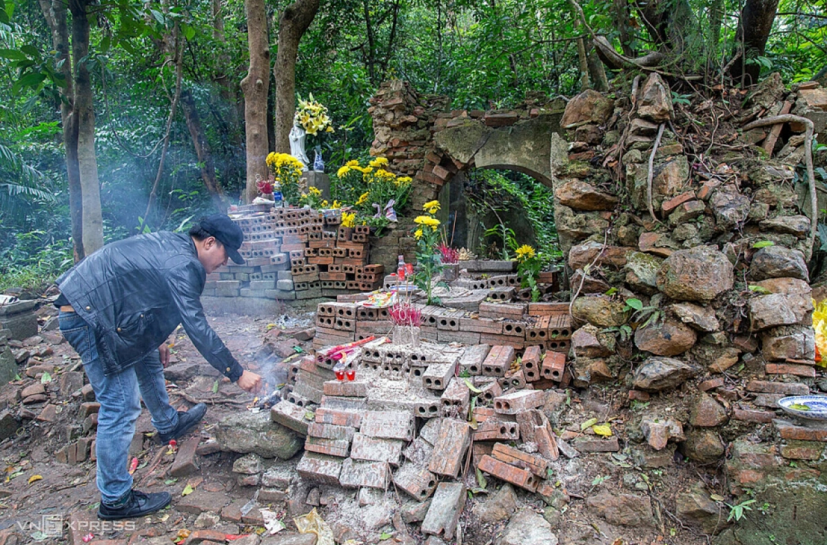 Phế tích chùa non trên đỉnh Thần Đinh